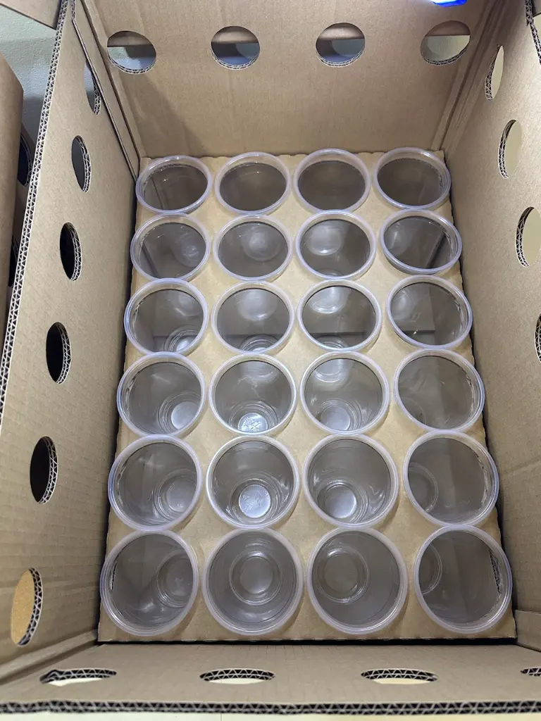 CloneShippers.com_L_box_0,5L_with_cups_insert_detail_2.webp