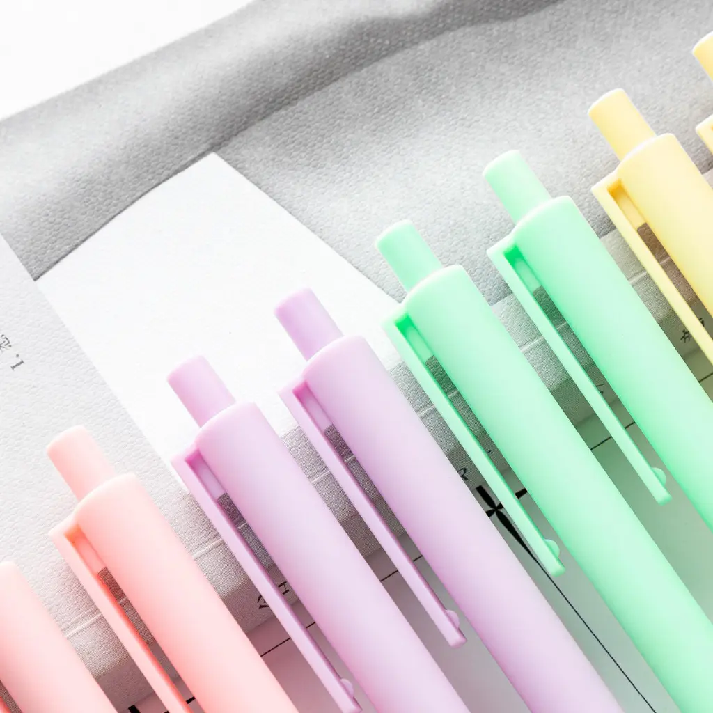 Blank plastic ballpoint pen_end_detail.webp