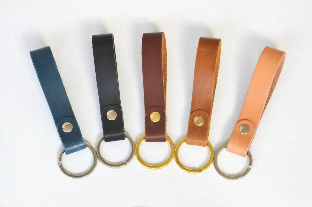 Blank_leather_keychain_loop.webp